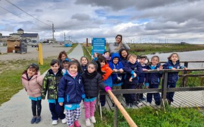 ‘Pequeños investigadores’ instalaron un cartel informativo en la Laguna de los Patos de Río Grande